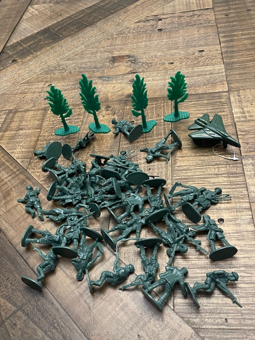 30+ classic green plastic army men toy soldiers for pretend play or diorama